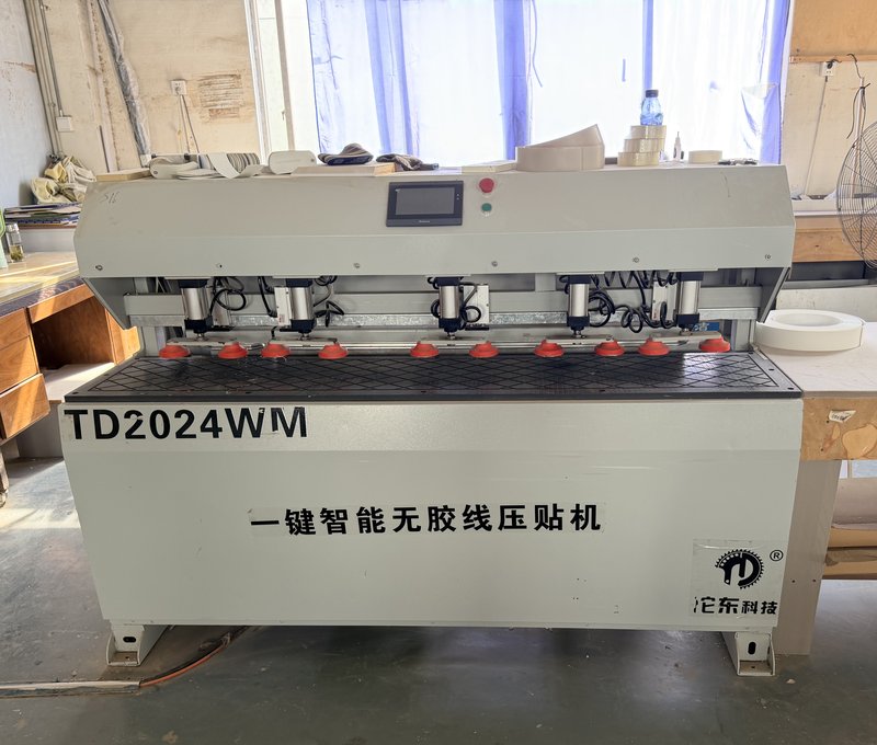 Glue-line-free pressing machine