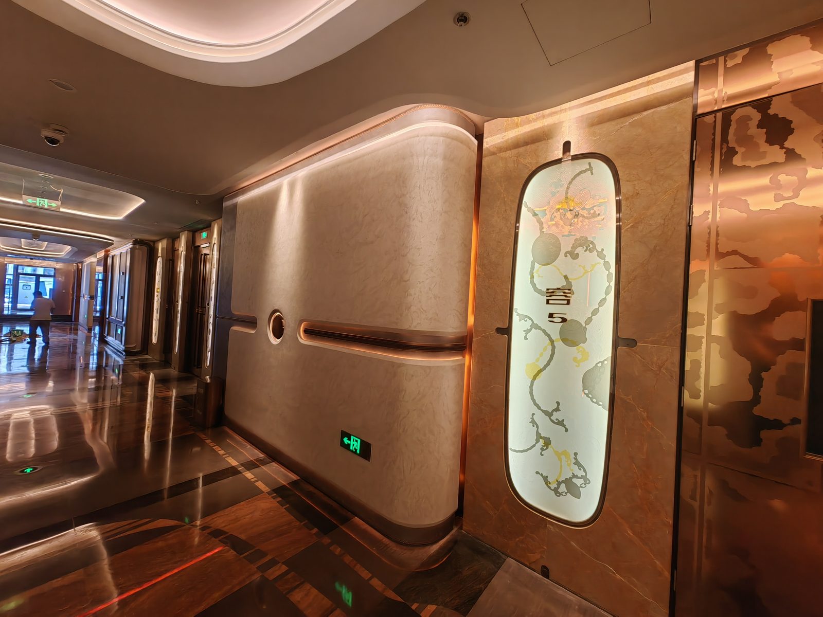 On-site fixed installation of shaped wood veneer