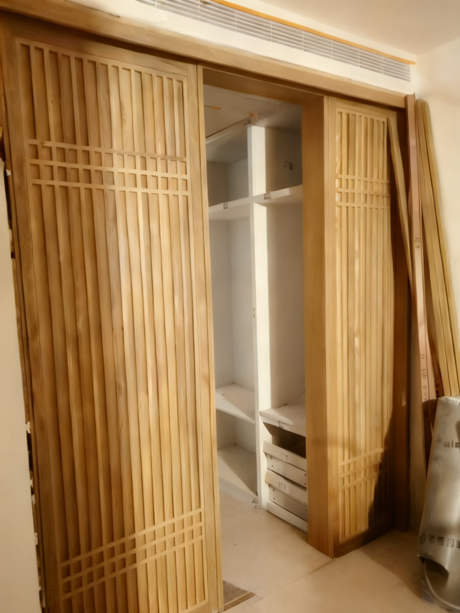 Bedroom: grille sliding-door wardrobe