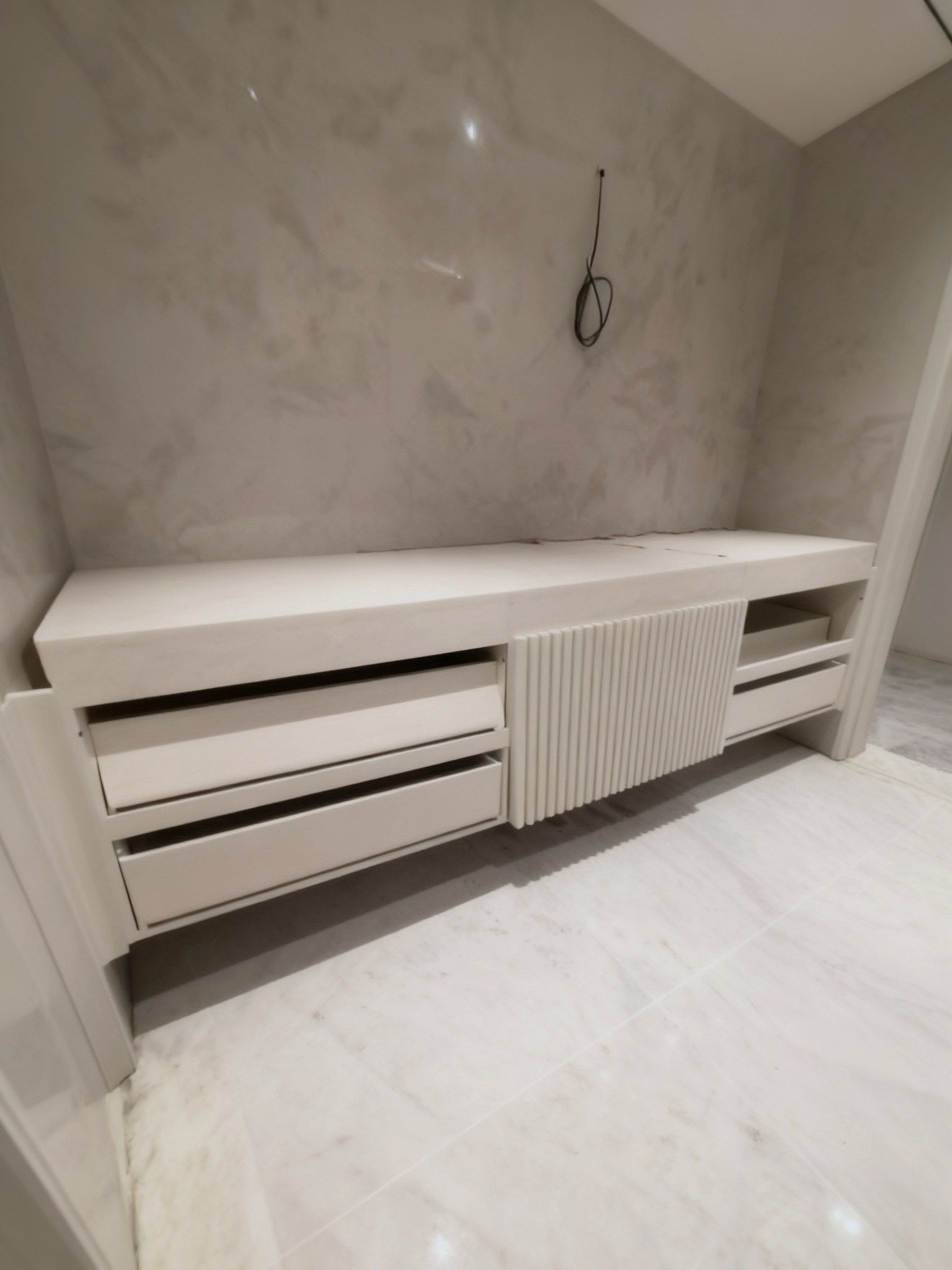 Daughter's room wall-hung vanity unit